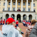 Kongefamilien hilser barnetoget i Oslo fra Slottsbalkongen. Foto: Vegard Wivestad Grøtt / NTB scanpix